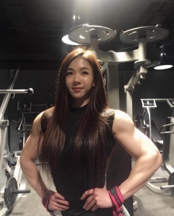 26歲甜美女「渾身都是肌肉」比男生還猛 穿女僕裝秀二頭肌「原來她私下有3種身分」-華夏娛樂360
