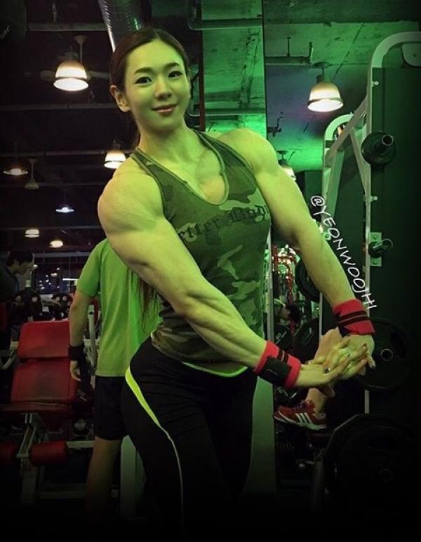 26歲甜美女「渾身都是肌肉」比男生還猛 穿女僕裝秀二頭肌「原來她私下有3種身分」-華夏娛樂360