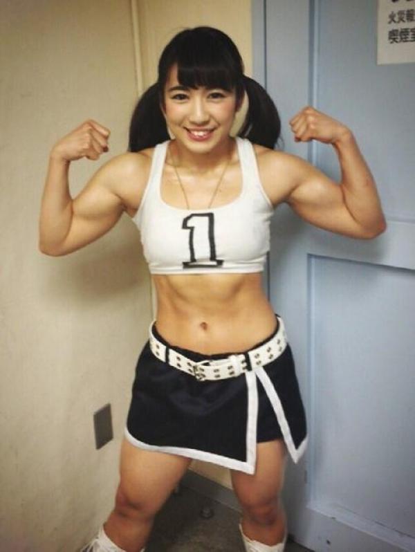 26歲甜美女「渾身都是肌肉」比男生還猛 穿女僕裝秀二頭肌「原來她私下有3種身分」-華夏娛樂360