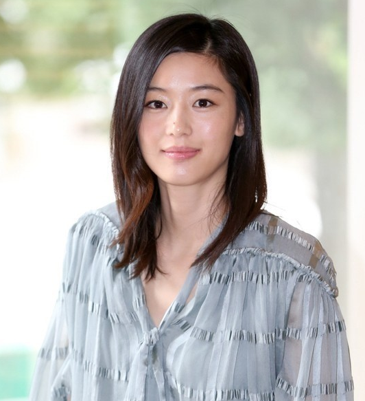 不久前,模特兼演员「洪真庆」也在节目中透露过,她和全智贤的婆婆