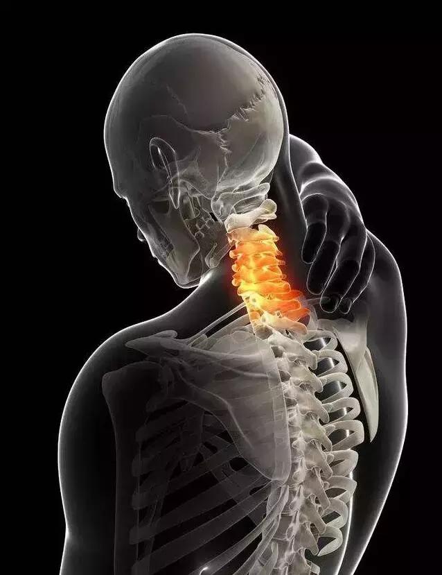 颈椎酸痛「一个小动作」就能缓解 关键还能降压,颈部按摩操学起来