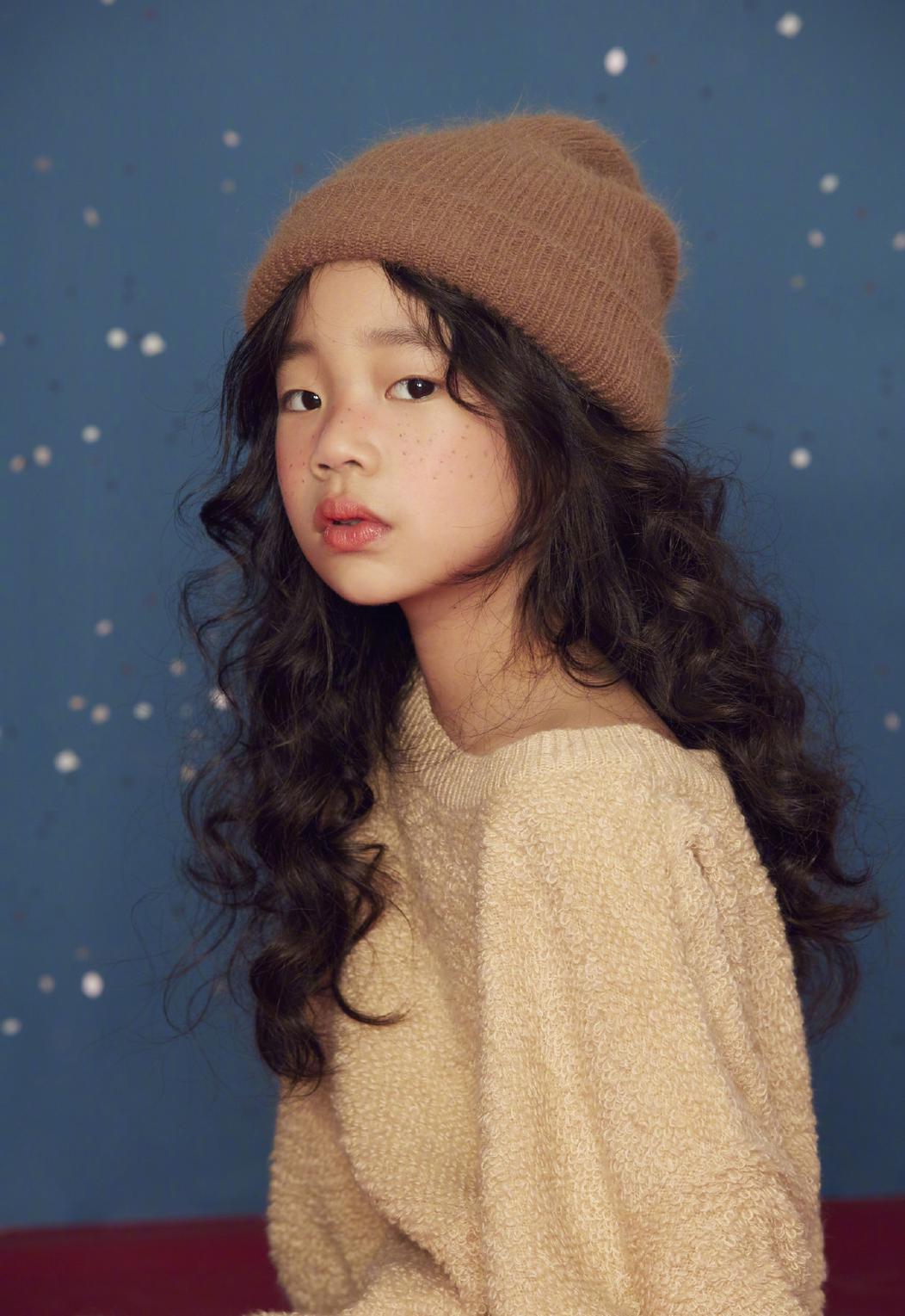小女儿alice化著雀斑妆,头戴针织帽,古灵精怪.